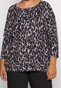 Leopardenmuster-Top mit Dreiviertelärmeln, runder Halsauschnitt, in Schwarz und Mauve auf einem weichen, strukturierten Stoff.