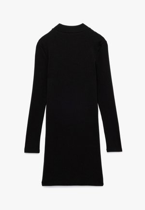 Vestido negro de manga larga hecho de tejido acanalado, con un cuello alto, silueta recta y dobladillo a la altura de la rodilla. Sin patrones ni adornos.