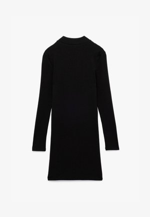 Robe noire à manches longues en tissu côtelé, avec un col haut, une silhouette droite et un ourlet au niveau des genoux. Aucun motif ni embellissement.