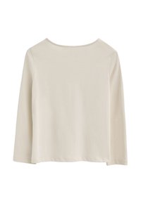 Helles beiges Langarmoberteil aus weichem Stoff, mit einem Bootsausschnitt und einer lockeren Passform, in glatter, einfarbiger Textur.