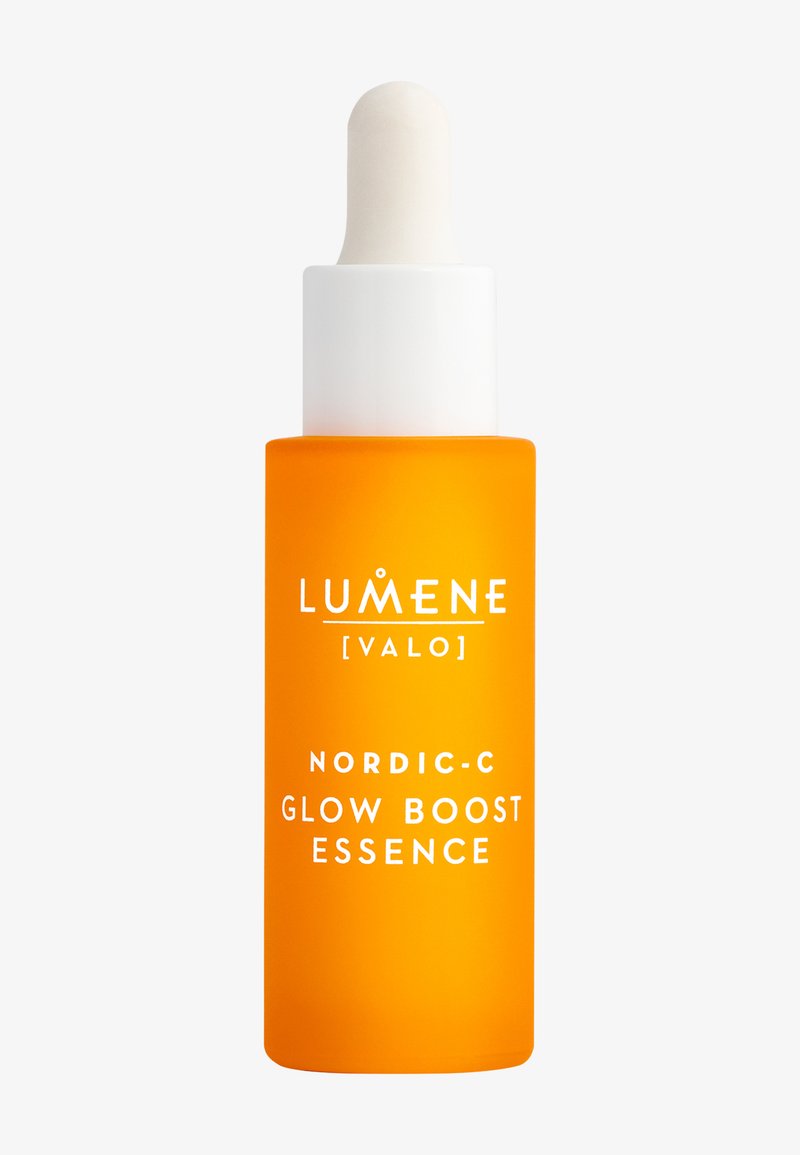 Flacon compte-gouttes orange étiqueté Lumene Valo Nordic-C Glow Boost Essence pour les soins de la peau avec un bouchon blanc sur fond blanc.