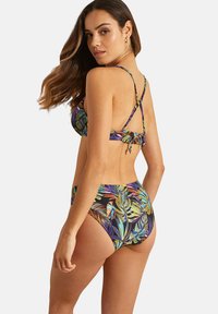 Bikini set met tropische print, featuring een meerkleurig loofpatroon, verstelbare bandjes en een hooggesneden onderstuk in zachte, rekbare stof.