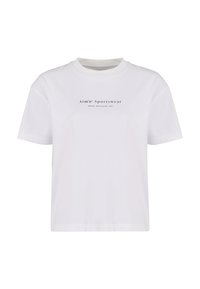Balta medvilninė trumpomis rankovėmis marškinėliai su apvalia iškirpte, turintys juodai spausdintą logotipą: "Aim'n Sportswear" su kilmės šalimi ir įkūrimo metais.