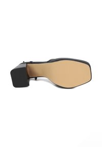 Scarpa nera con tacco a spillo, punta quadrata e tacco a blocco; tomaia sintetica liscia con suola texturizzata beige.