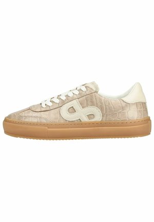 Beige lavtop-sneaker med krokodillemønster, hvide snørebånd, tanfarvet gummisål og hvid polstret hælkant samt logo på siden.
