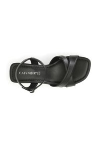 Sandal in pelle nera con punta quadrata, dotato di fasce incrociate e cinturino alla caviglia con fibbia. Texture liscia e design minimalista.