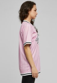Karl Kani KK VARSITY PINSTRIPE BASEBALL - Camicia - pink white