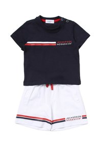 T-shirt blu navy con maniche corte e logo ricamato, abbinato a pantaloni corti bianchi con accenti a righe rosse e blu navy e vita con cordoncino.