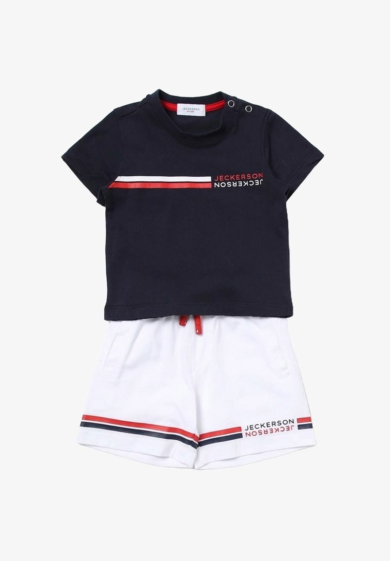 T-shirt blu navy con maniche corte e logo ricamato, abbinato a pantaloni corti bianchi con accenti a righe rosse e blu navy e vita con cordoncino.
