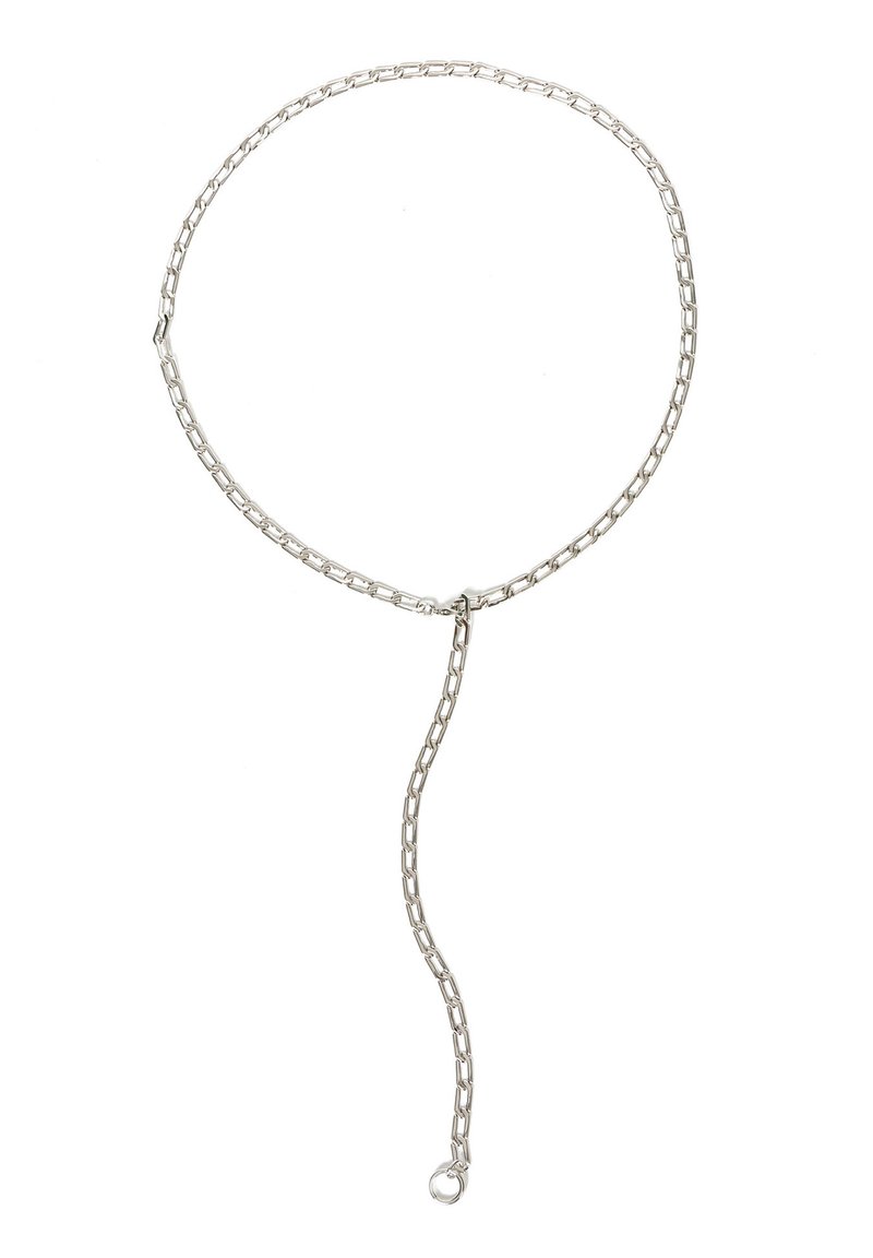 Naszyjnik z łańcuszka srebrny z owalnymi ogniwami, z centralnym oczkiem i dłuższym zwisającym segmentem łańcuszka. Gładkie, polerowane wykończenie metalu.