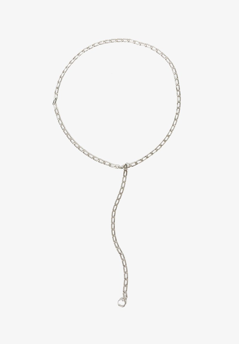 Naszyjnik z łańcuszka srebrny z owalnymi ogniwami, z centralnym oczkiem i dłuższym zwisającym segmentem łańcuszka. Gładkie, polerowane wykończenie metalu.