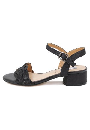 Czarne sandały na obcasie z szerokim paskiem na palce, ozdobione fakturowaną kokardą, regulowanym paskiem na kostkę z klamrą oraz niskim, blokowym obcasem.