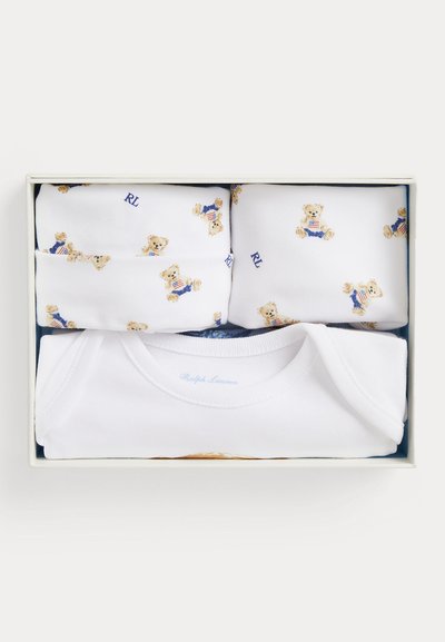 Witte babykleding set met teddybeer prints die Amerikaanse vlag shirts dragen, netjes opgevouwen in een rechthoekige doos.