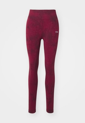 Burgunderfargede leggings med tie-dye mønster, høy midje og sømløs design. Teksturen på stoffet fremstår som glatt og elastisk.
