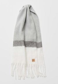 Grijze en witte geweven sjaal met een fuzzy textuur, voorzien van een horizontale grijze streep en franjes aan de randen. Kleine logo-label aan de onderkant.