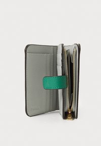 Portafoglio compatto in pelle marrone scuro, con dettagli in pelle verde, interno grigio, numerosi scomparti per carte e un compartimento con zip.
