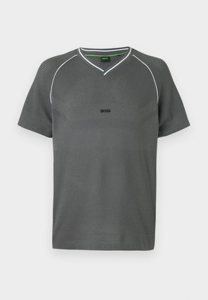 Grå kortærmet t-shirt med V-udskærning, struktureret stof og kontrasterende hvide detaljer. Har logo på brystet og åndbart design.