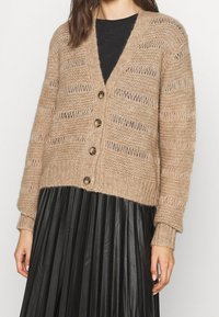 JUST FEMALE Kardigan - light brown