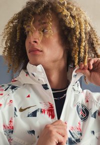 Nike Performance PARIS ST GERMAIN NIKE ANORAK JACKET GX - Klub merchandise - white/metallic gold