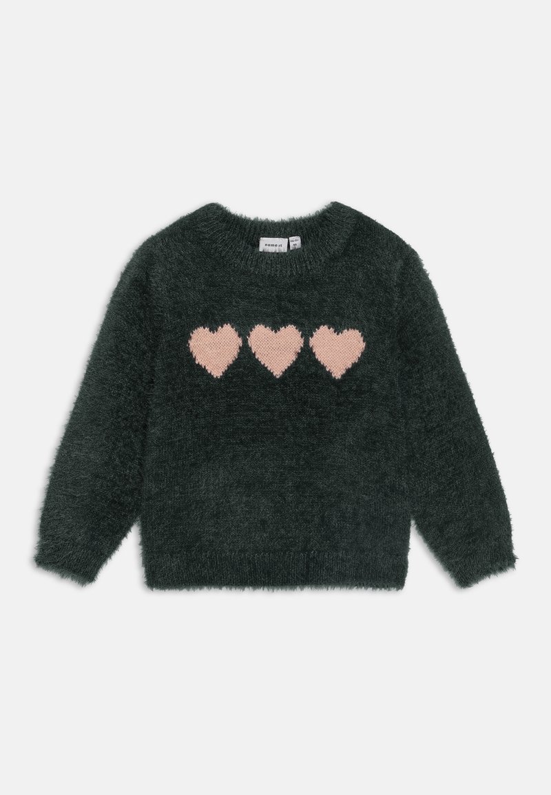 Pull duveteux vert foncé avec trois cœurs roses tricotés sur la poitrine, manches longues et encolure ronde.