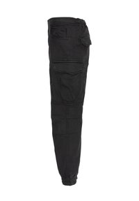 Pantalones cargo negros fabricados con tejido duradero, que cuentan con múltiples bolsillos, una cintura elástica y puños ajustados en los tobillos.