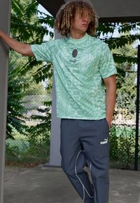 Puma AC MILAN  STATEMENT TRACK PANTS - Fanartikel - strong gray/fresh mint