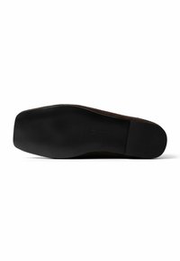 Semelle d'une chaussure marron foncé avec un bout carré et un talon plat noir, vue par le dessous sur fond blanc.