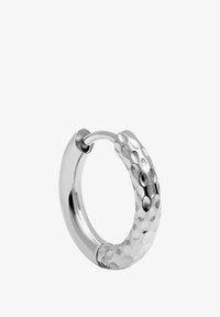 Pendiente de aro de plata con un acabado pulido y una superficie texturizada y abollonada. Forma circular con un cierre de bisagra seguro.