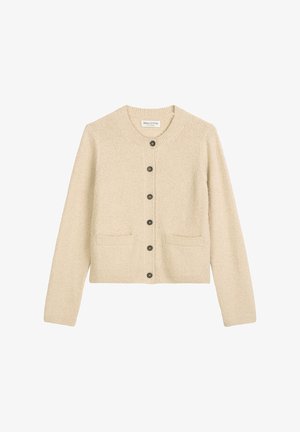 Cardigan in maglia beige con maniche lunghe, scollatura rotonda, sei bottoni scuri sulla parte anteriore e due tasche frontali.