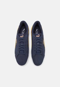 Puma SMASH 3.0 UNISEX - Sapatilhas - navy/amber/gold/white