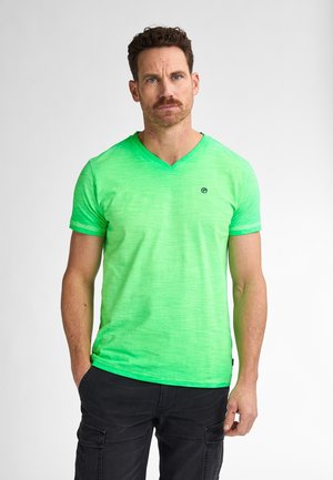 T-shirt a righe verdi con scollo a V realizzato in tessuto leggero. Presenta maniche corte e un piccolo logo sulla parte sinistra del petto.