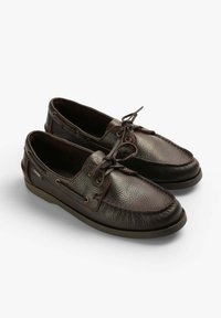 Braune Lederbootsschuhe mit strukturiertem Finish, Schnürdesign, kontrastierenden Nähten und Gummisohle für Haltbarkeit und Komfort.