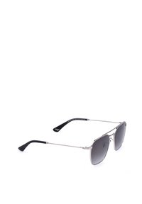 Lunettes de soleil avec monture en métal argenté, verres rectangulaires dégradés noirs et embouts en plastique noir sur branches fines sur fond blanc.