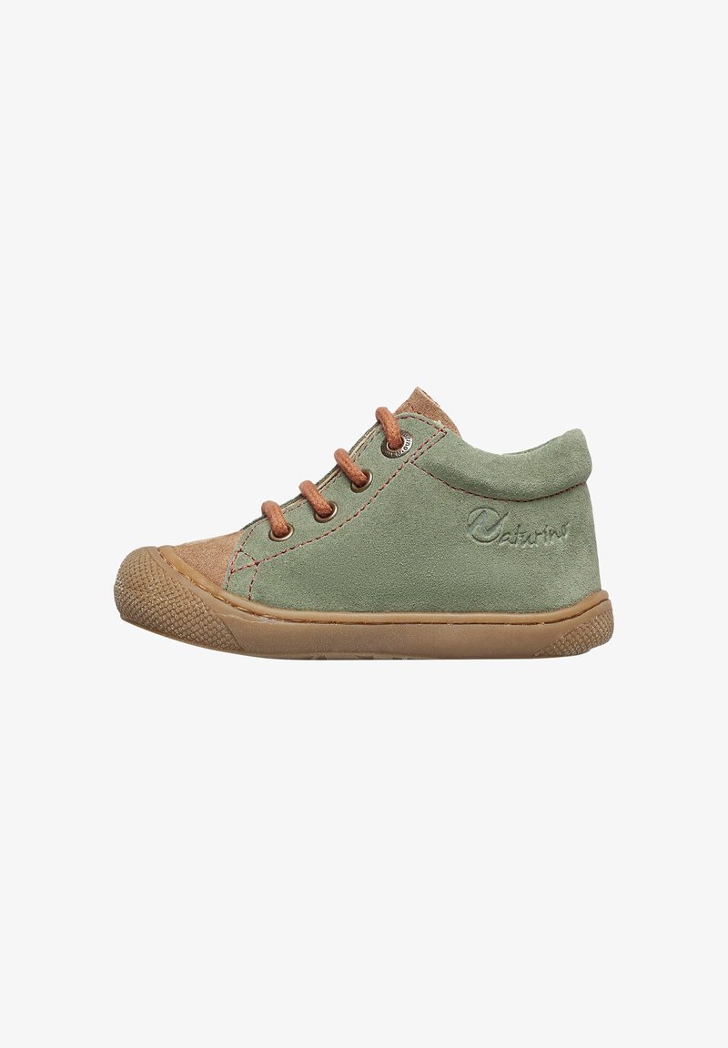 Chaussures en daim vert pour tout-petits avec des accents et des lacets marron, dotées d'une semelle en caoutchouc et d'un embout texturé. Détail du logo circulaire sur le côté.