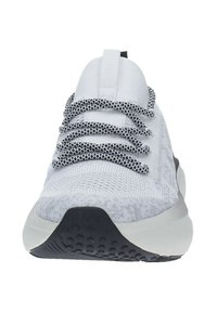 Scarpa da atletica bianca con dettagli grigi, caratterizzata da una tomaia testurizzata, lacci a fantasia bianco e nero, e una suola in gomma per lo più nera.