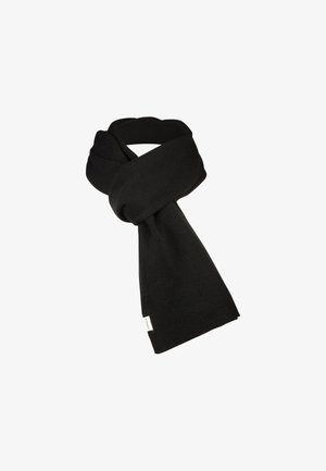 Czarny dziany szalik o gładkiej strukturze, z skręconym wzorem i małą metką marki na końcu.