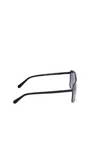 Gafas de sol polarizadas negras con un diseño elegante y angular, que cuentan con lentes oscuros y patas delgadas y curvadas. Branding mínimo en la montura.