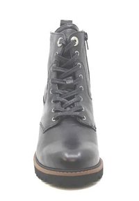 Zwarte leren enkelboot met vetersluiting aan de voorkant, zilveren eyelets, een zijrits en een contrasterende bruine zool. Gladde textuur, ronde neus vorm.