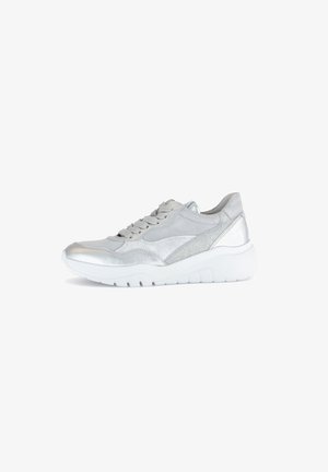 Zilveren sneaker met metallic accenten, suède panelen en een gestructureerd ontwerp. Voorzien van een witte rubberen zool en een traditionele vetersluiting.