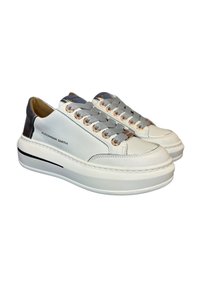 Sneakers in pelle bianca con dettagli grigi, punta rotonda, suola spessa, lacci grigi e occhielli in oro rosa. Logo "Alexander Smith" sul lato.