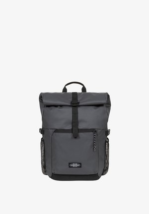 Grau Rolltop-Rucksack mit schwarzen Akzenten, aus robustem Material gefertigt, mit einer Fronttasche und seitlichen Netzfächern für zusätzlichen Stauraum.