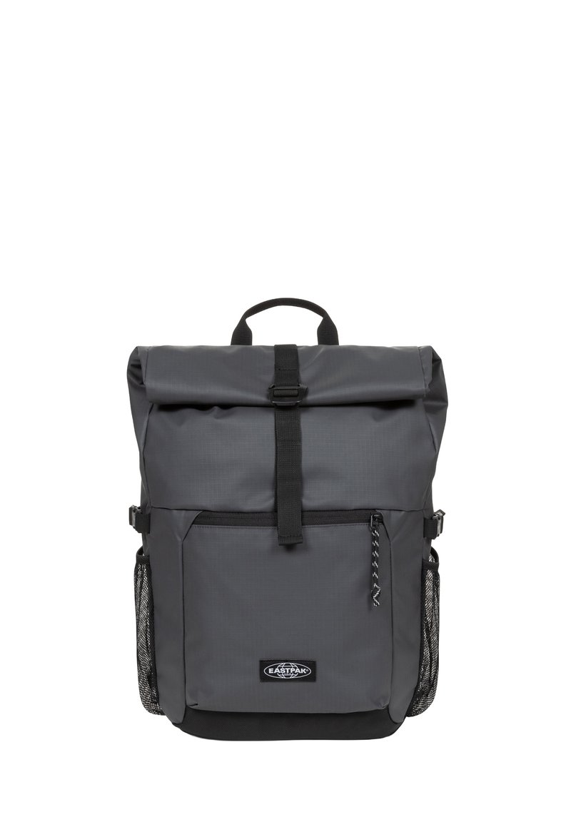 Zaino a chiusura roll-top grigio con accenti neri, realizzato in materiale resistente, dotato di una tasca frontale e tasche laterali in rete per ulteriore spazio di archiviazione.