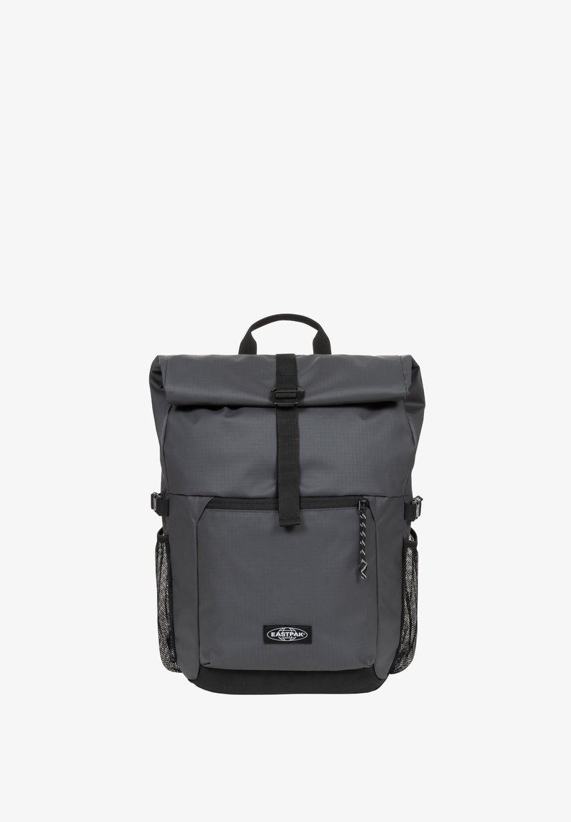 Zaino a chiusura roll-top grigio con accenti neri, realizzato in materiale resistente, dotato di una tasca frontale e tasche laterali in rete per ulteriore spazio di archiviazione.