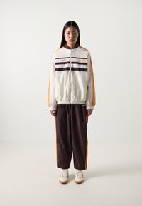 adidas Originals TRACK TOP - Casaco de treino - off white/shadow brown