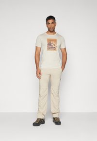 Columbia CSC™ SEASONAL LOGO TEE - Apdrukāts T-krekls - cognac