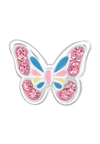 Vlinder-vormige zilveren broche met roze kristallen op de vleugels en blauwe, roze en gele emaille accenten op een witte achtergrond.