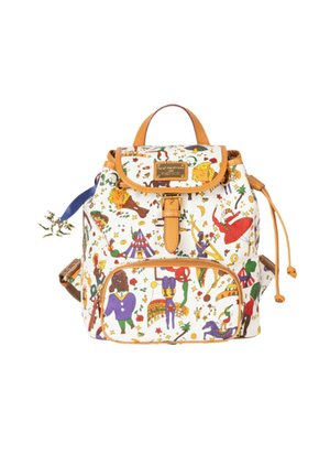 Kleiner weißer Rucksack mit bunten, zirkusthematischen Illustrationen sowie braunen Ledergriffen und -besätzen.