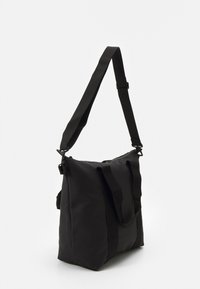 Borsa messenger in tessuto nero con forma rettangolare piatta, tracolla regolabile e manici superiori doppi. Texture morbida, design minimalista.