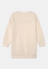 Suéter de forro polar esponjoso color crema con mangas largas y escote redondo, que presenta una textura suave y un ajuste relajado y holgado.