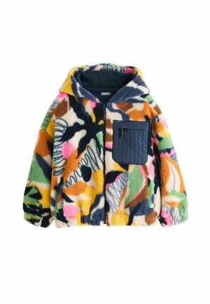 Kleurrijk kinderfleecjack met abstract patroon, capuchon, marineblauw doorgestikt borstzakje en ritssluiting aan de voorkant op een witte achtergrond.